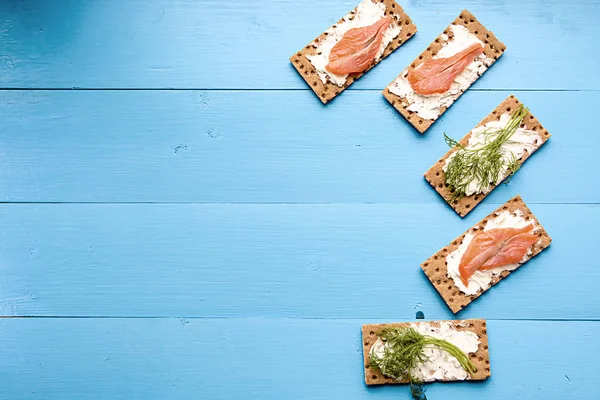 Almoço saudável, de pão crocante com salmão e creme de queijo — Fotografia de Stock