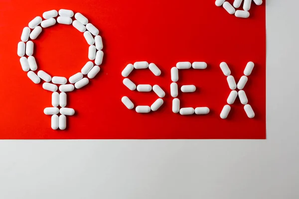 単語のセックス、カプセルやタブレット。コンセプト - 保護、避妊、概念、男性と女性の間の関係。女性のシンボル — ストック写真