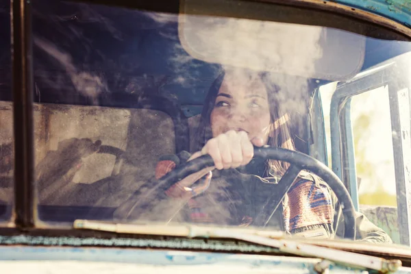 Mulher camionista no carro. Menina sorrindo para a câmera e segurando o volante . — Fotografia de Stock