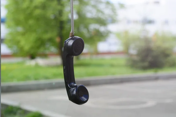 Abandoned handset on the street. The concept of separation, of loneliness, of long-distance relationships. — Stock Photo, Image