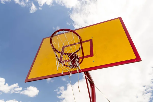 Bottom view of Basketball hoop with blue sky background — Stock Photo, Image