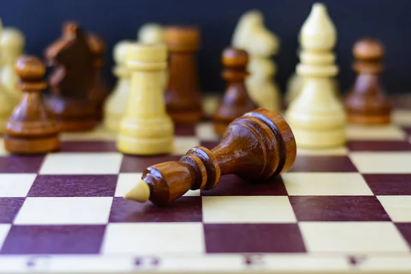 Conceito de liderança, sucesso, motivação. Peças de xadrez na placa . — Fotografia de Stock