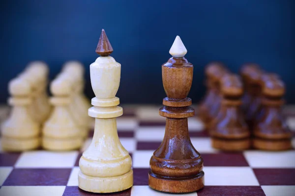 Concept of leadership, success, motivation. Chess pieces on the Board. — Stock Photo, Image