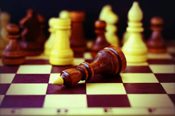 Koncept vůdcovství, úspěch, motivace. Šachové figurky na šachovnici. — Stock fotografie