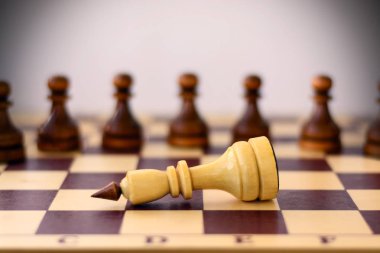 Liderlik, başarı, motivasyon kavramı. Satranç taşları yönetim kurulu.