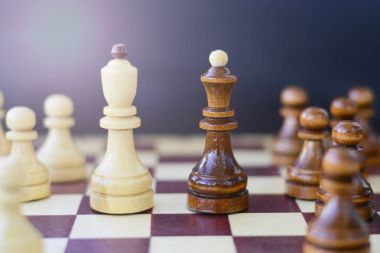 Liderlik, başarı, motivasyon kavramı. Satranç taşları yönetim kurulu.
