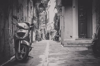 Rethymnon, Girit Adası Yunanistan - 08 Haziran 2017: eski Park scooter ve şehir Rethymnon eski şehrin parçası bir vintage ön kapı.