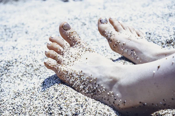 Conceito de férias. Mulher pés close-up relaxante na praia, desfrutando de sol e vista esplêndida — Fotografia de Stock