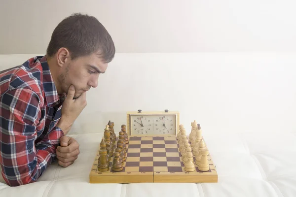 Um homem a jogar xadrez. Brinque com Deus ou consigo mesmo. Conceito - objetivos estratégicos, esforços, planos . — Fotografia de Stock