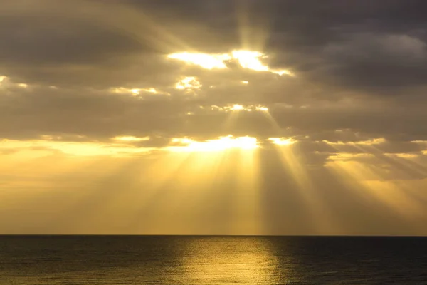 Ljusa soluppgången över havet i molnen — Stockfoto