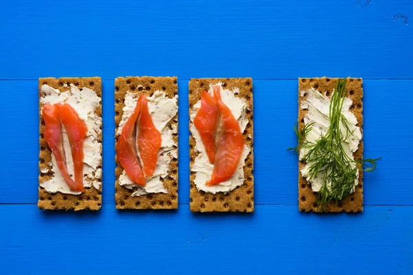 Somon ve krem peynir ile crispbread, sağlıklı Öğle Yemeği