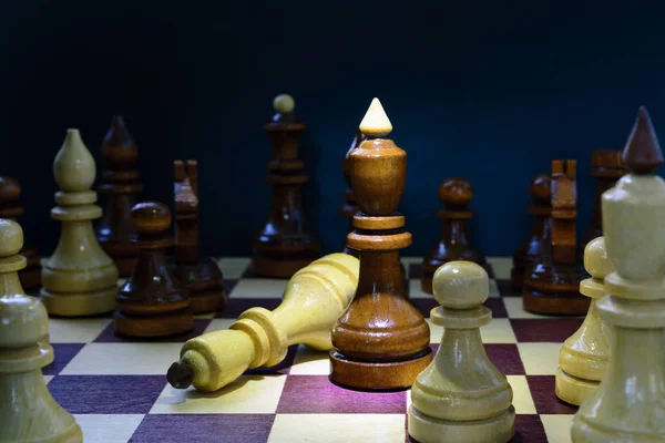 Concept of leadership, success, motivation. Chess pieces on the Board. — Stock Photo, Image