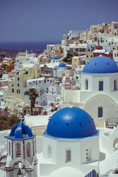 Оя, місто на острові Санторіні, Греція. Традиційні і відомі будинки і церкви з блакитними куполами над Кальдерою, Егейське море. — стокове фото