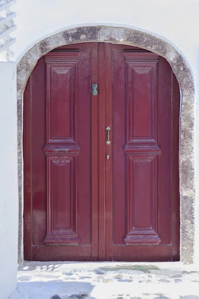 산토리니 섬, 그리스, 유럽에 오래 된 갈색 문 — 스톡 사진