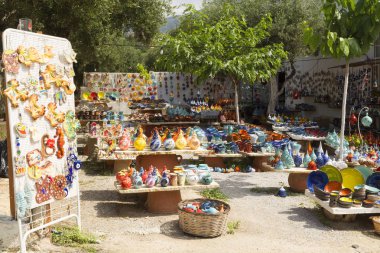Kurnas Gölü, Island Girit, Yunanistan, - 8 Haziran 2017: Yunan el yapımı Hatıra - renkli seramik kupa ve Plaketler baykuş, hayvanlar ve çiçekler resimleri ile ile raf