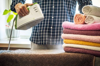 Adam ile demir Buharlı Ütü Masası kıyafetlere ütüler