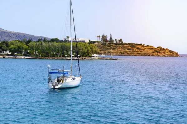 Όμορφη Θαλασσογραφία με το λευκό με το γαλάζιο της θάλασσας με σκάφος. Μείωσε τα πανιά, ήρεμη. Η έννοια της στασιμότητας, κανένα σκοπό, έπεσε στα χέρια του — Φωτογραφία Αρχείου