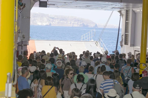 SANTORINI, GRECIA - 9 de junio de 2017: Los turistas salen de un ferry y caminan hacia el muelle . —  Fotos de Stock