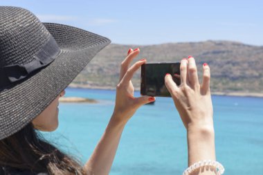 Kadın Gezgin arka planda kendi kendine yapar güzel doğal manzara dağ Girit Adası. Kavram - turizm seyahat fotoğraf tatilden.