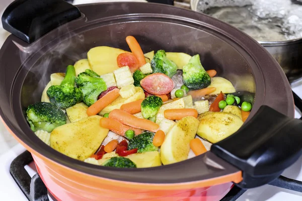Sebze Güveç bir turuncu bir gaz sobası. Vejetaryen öğle, akşam yemeği, Odaya Servis Kahvaltı. sağlıklı beslenme kavramı.