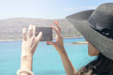 Kadın Gezgin arka planda kendi kendine yapar güzel doğal manzara dağ adada. Kavram - turizm seyahat fotoğraf tatilden.