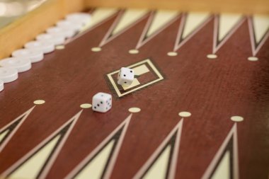 Tavla kemik kare beyaz zar ile arka plan bulanık kumar için