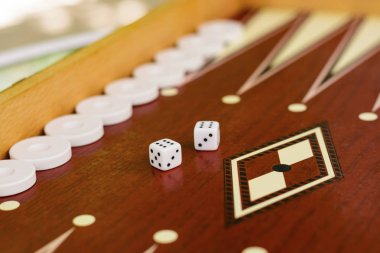 Tavla kemik kare beyaz zar ile arka plan bulanık kumar için