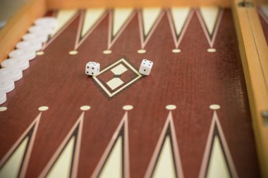 Tavla kemik kare beyaz zar ile arka plan bulanık kumar için