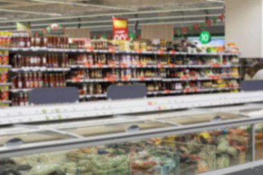 raf mağaza mal ile bulanık resim. Konserve yiyecek, ekmek, soslar.