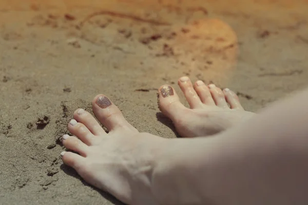 Έννοια των διακοπών. Γυναίκα πόδια close-up χαλάρωση στην παραλία, απολαμβάνοντας ήλιο και υπέροχη θέα — Φωτογραφία Αρχείου