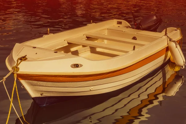 Вінтажний рибальський човен в гавані — стокове фото