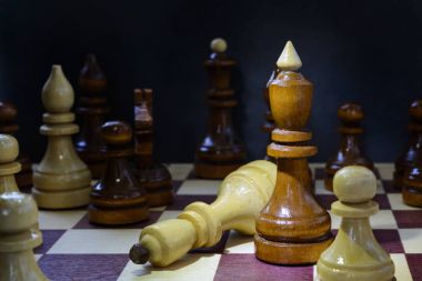 Liderlik, başarı, motivasyon kavramı. Satranç taşları yönetim kurulu.