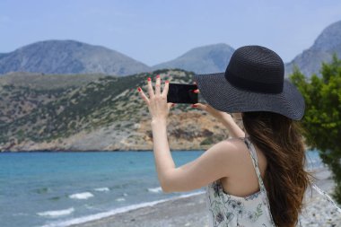 Kadın Gezgin arka planda kendi kendine yapar güzel doğal manzara dağ adada. Kavram - turizm seyahat fotoğraf tatilden.