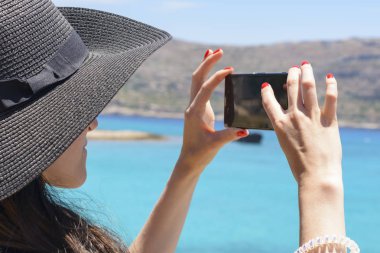 Kadınların elleri boş kopya alanı ile hücre telefon tutarak ve Kapat