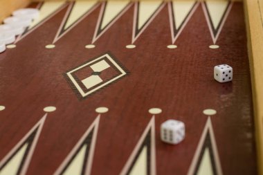 Tavla kemik kare beyaz zar ile arka plan bulanık kumar için