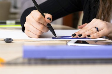 Kız öğrenci bir plan hazırlıyor. Mimari Üniversitesi