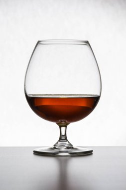 Bardak konyak izole beyaz arka plan üzerinde. Önden Görünüm. Atış kapatın. Yüksek çözünürlük