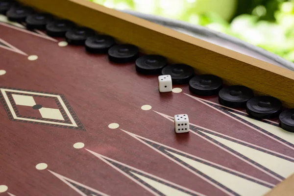 Tavla kemik kare beyaz zar ile arka plan bulanık kumar için