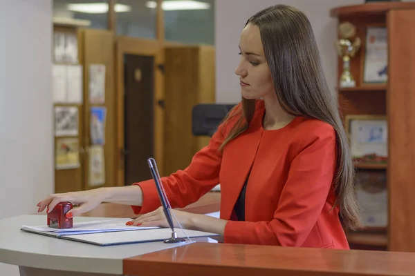 Молодая женщина Секретарь в офисе штампов для документов — стоковое фото