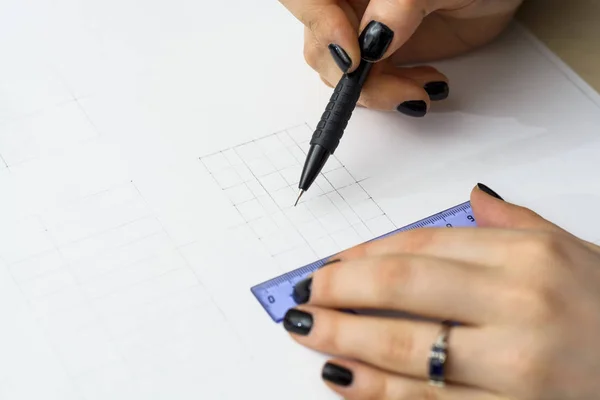 La estudiante está preparando un plan. Universidad de Arquitectura — Foto de Stock