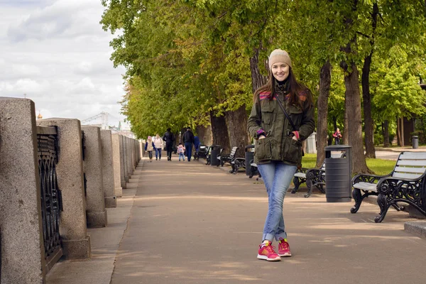 köpeklerle açık havada sonbaharda yürüyen mutlu genç kadın portresi tam uzunlukta