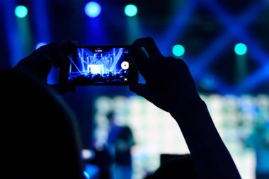 el ile bir smartphone bir konserde silüeti