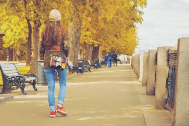 Erkek koşu ayakkabıları arkadan açık havada yürüyüş