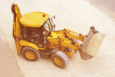 Sarı traktör yol açar. üstten görünüm. tonda
