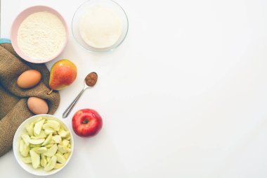 malzemeler elmalı turta beyaz masa üzerinde pişirme. Uzay kopyalayın. Üstten görünüm. Düz yatıyordu