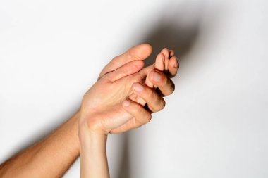 El ele verip daha da ileri gidebiliriz. Parmakları olan tatlı eller romantik bir anda birbirine yapışır..
