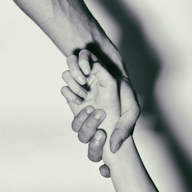 Uyuşturucu bağımlısı beyaz arka plan üzerinde genç yardım için tutan eller. Uyuşturucu bağımlılığı rehabilitasyon merkezi kavramı rehabilitasyon tarafından durdurmak. Uyuşturucu istismarı karşı uluslararası gün.