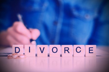 Boşanma kavramını. Word - ön planda, Genç bir adam ekose gömlekli olan boşanma boşanma yerleşim içinde belgili tanımlık geçmiş imzaladı. Tonda