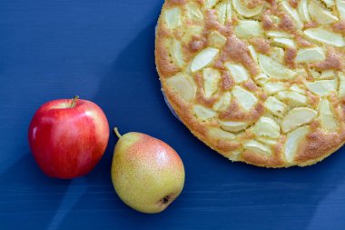 Pasta elma ve armut gri bir ahşap zemin üzerine