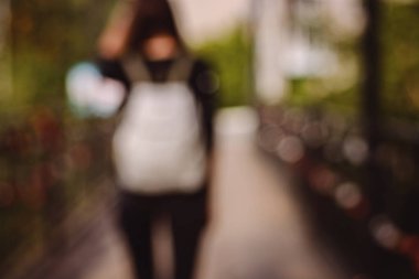 Bulanık görüntü. Sonbahar Park yürüyen genç mutlu gülümseyen kadın